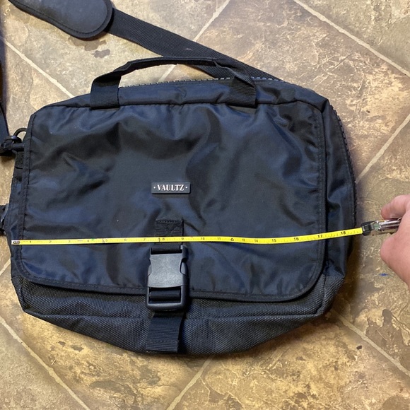 Vaultz Messenger Style Laptop Bag with Combination Lock - Picture 13 of 15